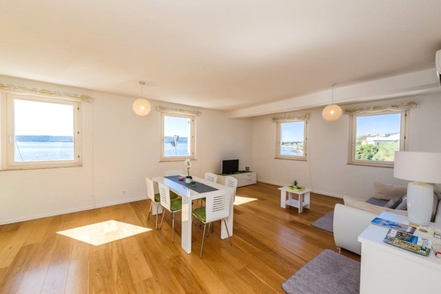 Impresionante apartamento de dos dormitorios junto al mar en Kastela