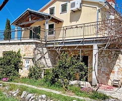 Pozemok na predaj v Pule s viacerými objektmi v Chorvátsku