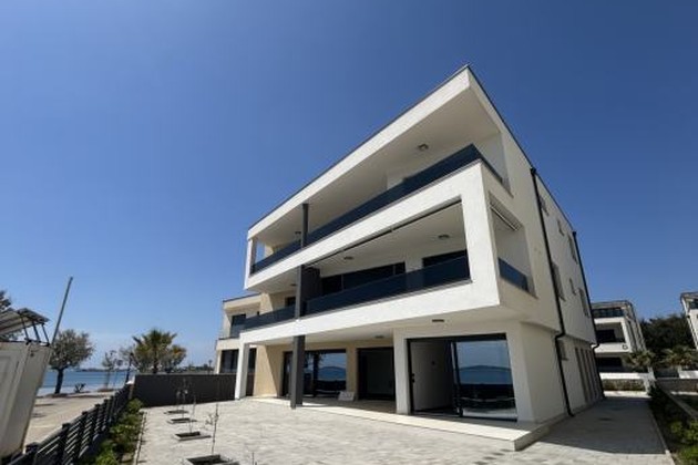 Penthouse à vendre – nouvelle construction, emplacement en bord de mer en Croatie