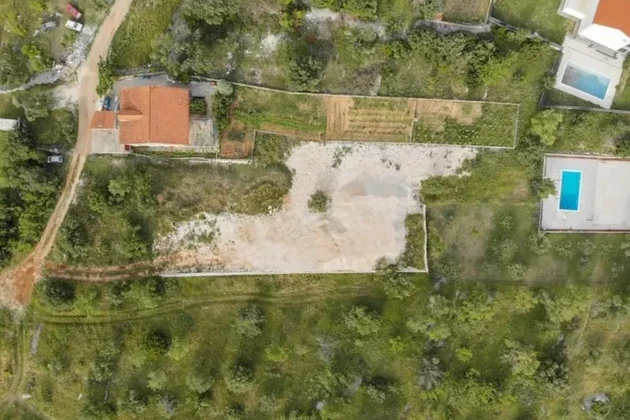Vinišće, parcela edificable de 1880 m2 cerca del mar y de la playa