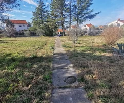 Deux maisons, île de Krk, Malinska, sur un terrain constructible de 1983 m2 !