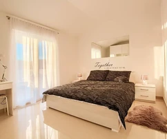 Ližnjanban középső fekvésű családi ház három különálló lakással eladó Horvátországban