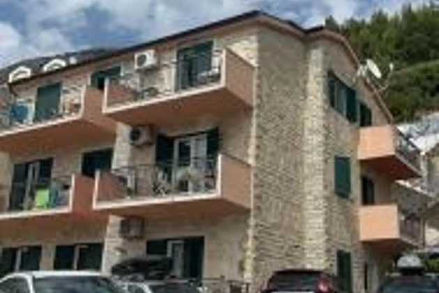 Wolnostojący dom z apartamentami na sprzedaż w Omišu w Chorwacji