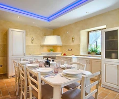 Tinjanban modern, kőből épült villa medencével eladó Horvátországban