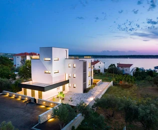 Moderní třípokojový byt na prodej s vlastní zahradou a výhledem na moře na ostrově Rab v Chorvatsku