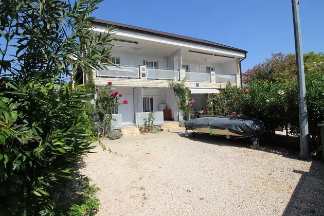 Południowa strona, 5 jednostek mieszkalnych, 180 m², plaża Radovanjica