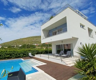 Villa con piscina en venta cerca de Trogir en Croacia