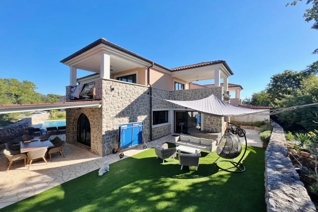 NOUVELLE VILLA MÉDITERRANÉENNE AVEC PISCINE ET JARDIN, DANS UN ENDROIT CALME !