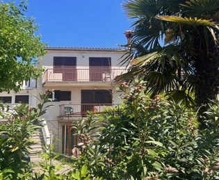 MAISON FAMILIALE MITOYENNE AVEC JARDIN ET BÂTIMENT ANNEXE, À 1000 M DE LA MER !