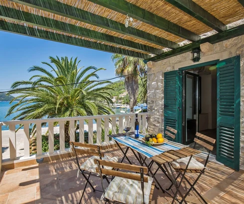 Steinhaus mit Garten in erster Meereslinie zu verkaufen in Kroatien