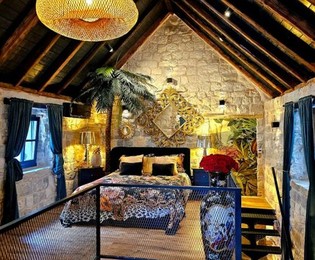Casa in pietra ristrutturata di lusso a Kastela vicino alla spiaggia
