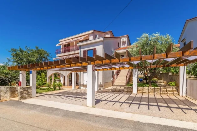DETACHED HOUSE WITH SEA VIEW, 600 M FROM THE BEACH!