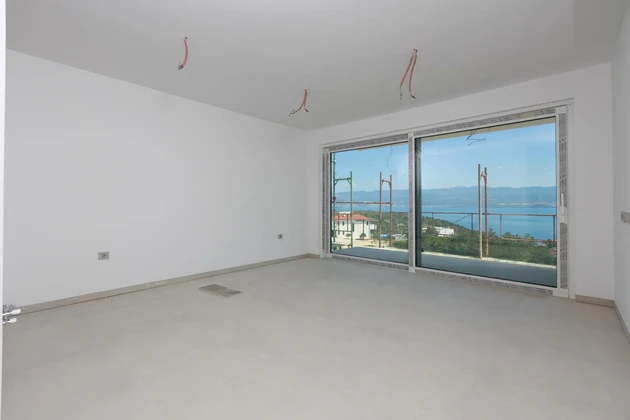 Ostrov Krk, Vrbnik, moderný apartmán s výhľadom na more, ďalším štúdiovým priestorom a záhradou
