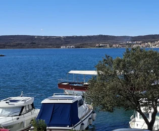 ANTIGUA CASA ADOSADA DE PIEDRA CON RENOVACIÓN INICIADA, PRIMERA LÍNEA DE MAR.