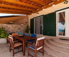 Brač, hermosa casa mediterránea en una ubicación única, primera línea al mar