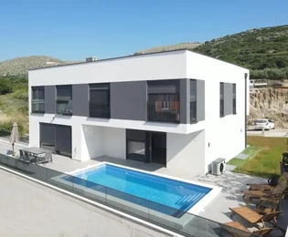Trogir,lux. villa 340 m2,sa bazenom i garažom i uređenom okućnicom