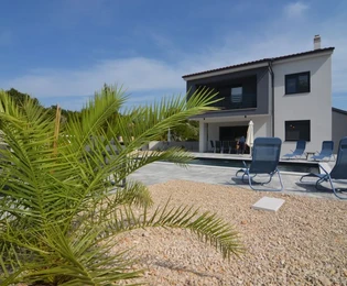 NUOVA VILLA CON PISCINA E GIARDINO, IN UNA ZONA TRANQUILLA!
