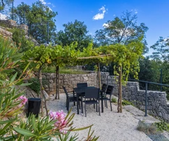 Amplio apartamento en venta justo en la costa de Opatija, en Croacia