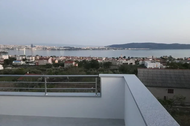 K. Sućurac - samostatne stojaci dom s tromi apartmánmi.