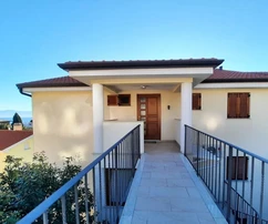 VONZÓ APARTMAN MEDENCÉVEL ÉS PANORÁMÁS TENGERRE NÉZŐ KILÁTÁSSAL, 200 M-RE A TENGERPARTTÓL!