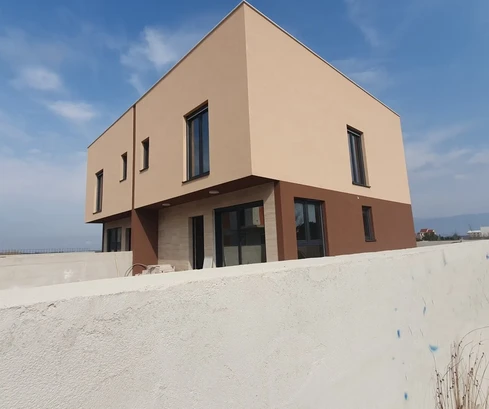 Vila dvojdomek ve fázi dokončovacích prací