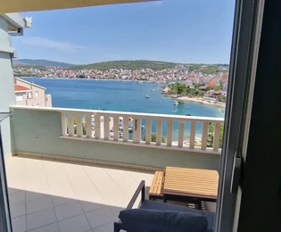 Čiovo, Okrug G., appartamento con 2 camere da letto, 68 m2, seconda fila dal mare, vista mare,