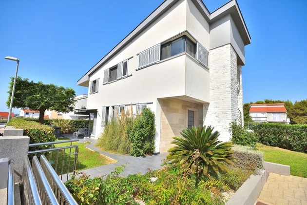 Vodice - Rodinný dům se třemi apartmány 600 m od centra