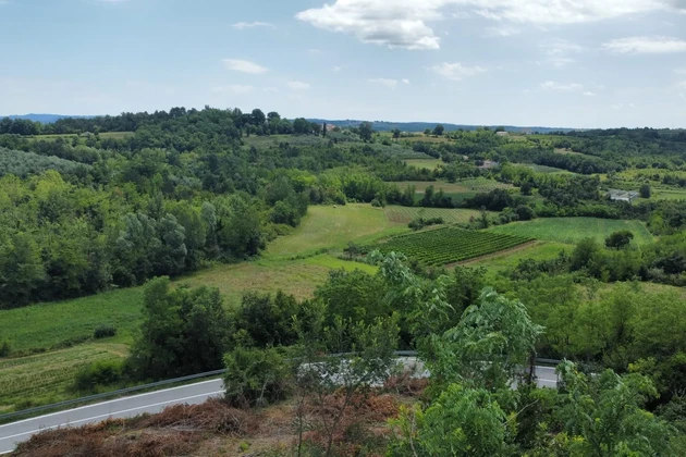 Buje, Istria – Stavebný pozemok s ruinami v tichu