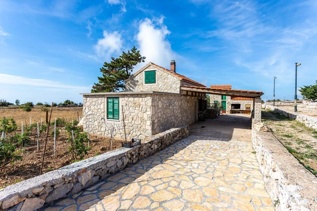 Spaziosa tenuta in vendita a Hvar con vigneto in Croazia