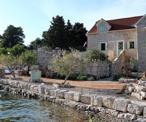 Prvic Luka, maison en pierre partiellement rénovée, première ligne face à la mer, 298 m²