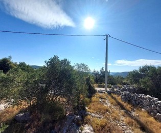 Großzügiges Baugrundstück in attraktiver Lage nahe Trogir – ideal für Investoren und Projektentwickler