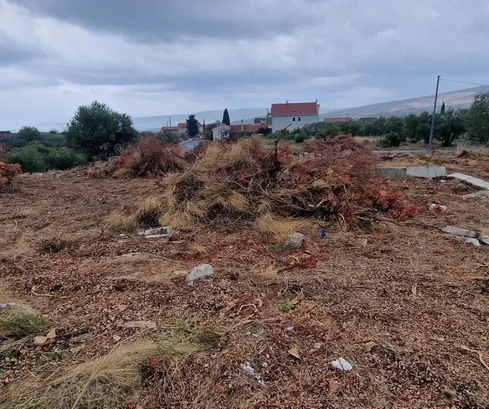 Trogir, Plano, Baugrundstück 1290 m2, direkt an der Straße, Meerblick