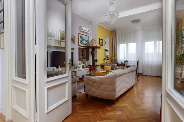 Pecine exklusiv: elegantes Villa-Apartment, 30m vom Meer entfernt mit privatem Garten