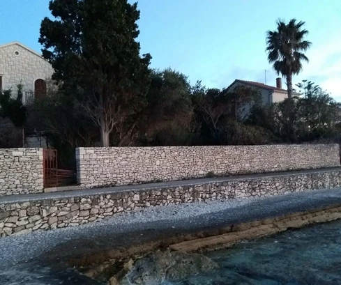 Steinhaus in Sutivan in erster Meereslinie zu verkaufen in Kroatien