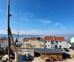 Riviera di Omiš, appartamento con due camere da letto, balcone e vista panoramica sul mare, 75,95 m²