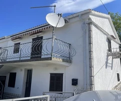 House with two apartments and sea view, in a quiet location!