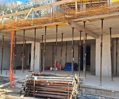 Riviera di Omiš, appartamento con due camere da letto, balcone e vista mare in una nuova costruzione, 75,95 m²