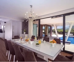 Omiš, Gata, villa individuelle de 320 m2 avec piscine de 32 m2 sur un terrain de 580 m2