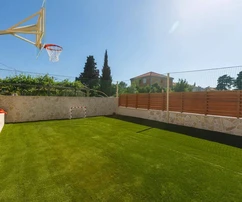 Vila s bazénem a zahradou na prodej v Kaštelech v Chorvatsku