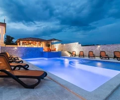 Pula: Splendida tenuta con ricchi comfort