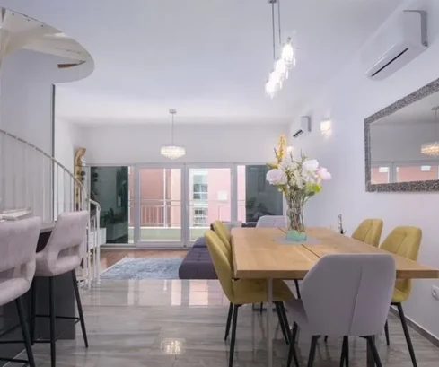 Čiovo, Okrug.G., két hálószobás, kétszintes lakás 20 m2-es garázzsal és tetőtérrel.