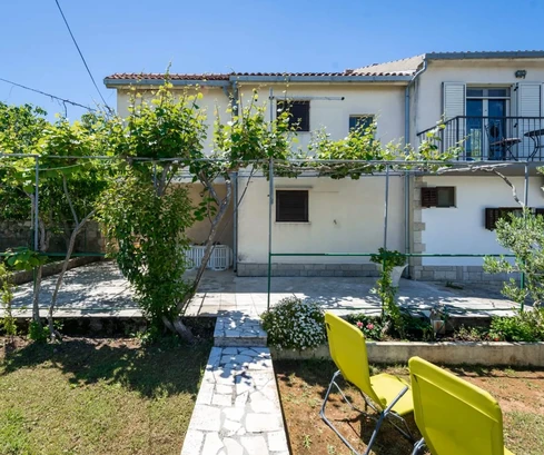 Edificio de apartamentos en venta en Čiovo a solo 100 metros del mar en Croacia