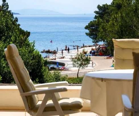 Krk szigetén, közvetlenül a tengerparton lakás eladó első sorban Horvátországban
