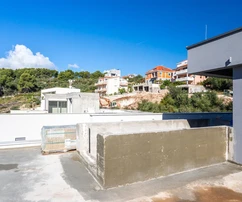 Luxusní byt s bazénem na prodej v Trogiru na ostrově Čiovo v Chorvatsku