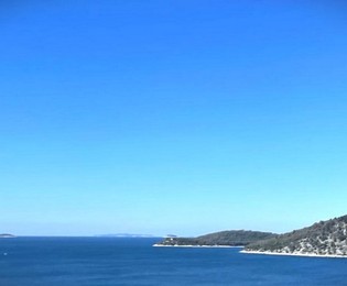 Erhöhte Baugrundstücke am Meer in der Nähe von Rogoznica zu verkaufen