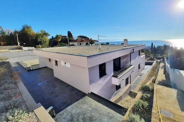 NEW DETACHED VILLA WITH THREE APARTMENTS AND SEA VIEW, 200 M FROM THE BEACH!
