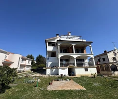 Istrien, Rovinjsko Selo, 2 Wohnungen im Rohbauzustand, unvollendeter Garten 591 m²