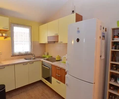 APPARTEMENT MEUBLÉ AVEC JARDIN, DANS UN ENDROIT CALME !