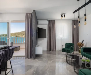 Marina, két hálószobás, frissen felújított, 67 m2-es apartman parkolóval, közvetlenül a tengerparton.