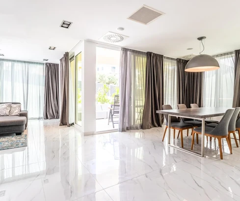 Wohnung auf Hvar im ersten Stock mit Terrassen zu verkaufen in Kroatien